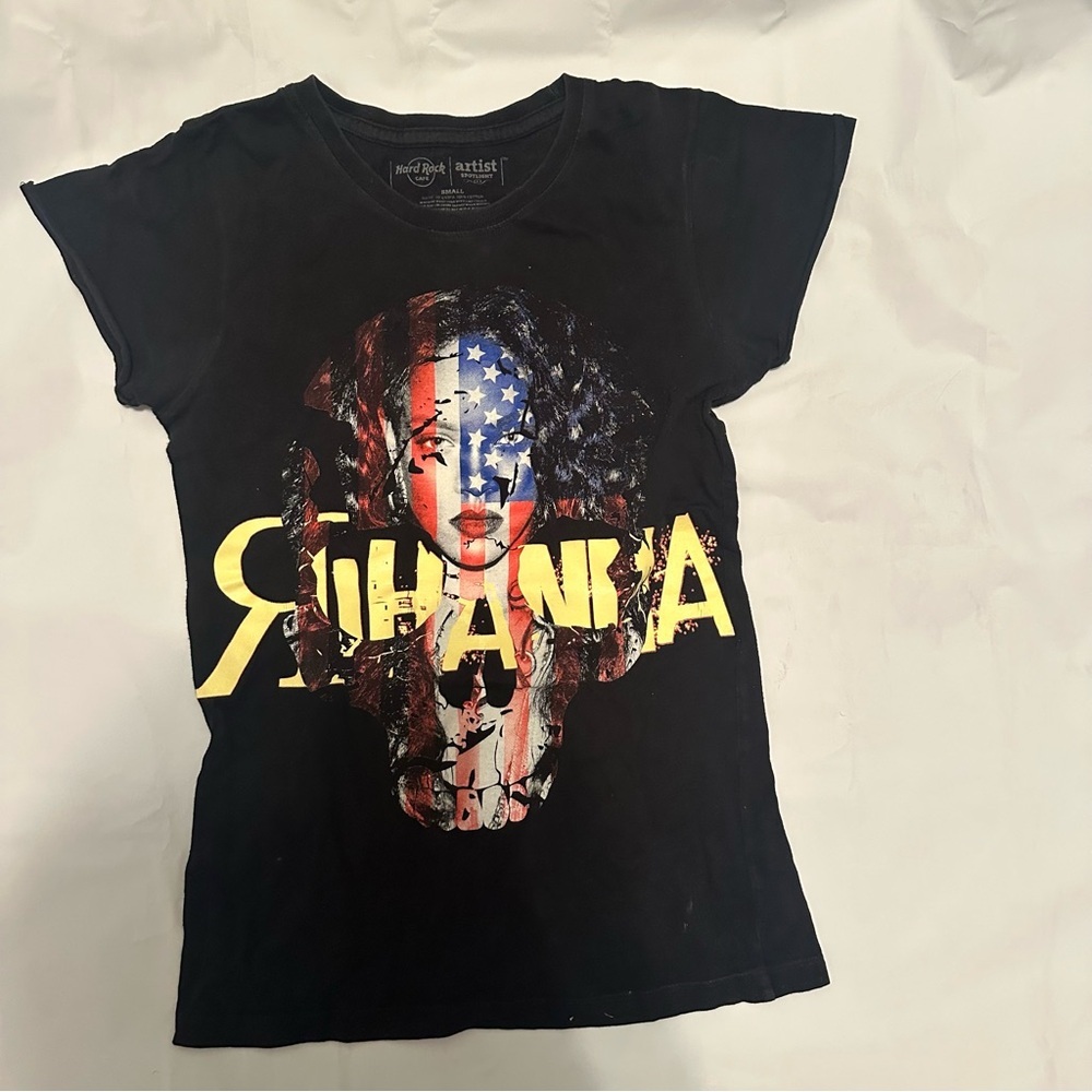 🎤🖤 Vintage Rihanna Graphic T-Shirt – Women’s Size Small 🖤🎤